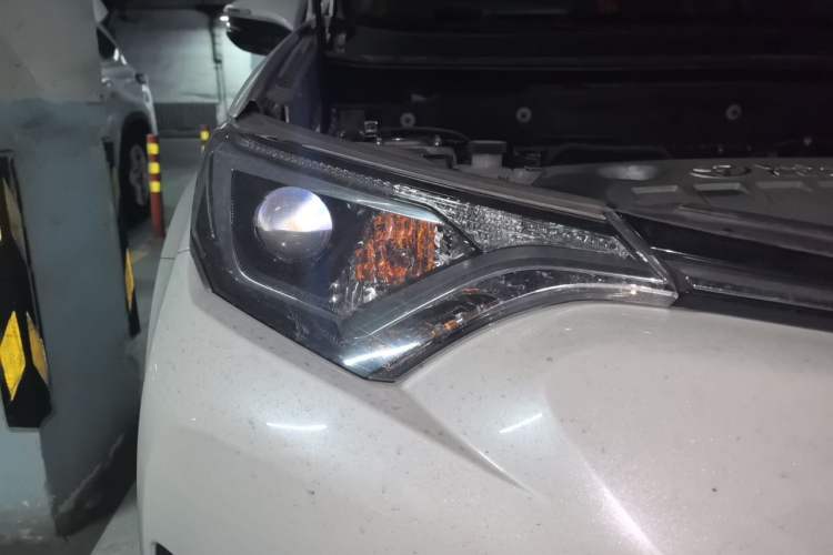 Used Toyota RAV4 2016 2.0L CVT Two-Wheel Drive Fashion Edition China V Standard Right Front Headlight