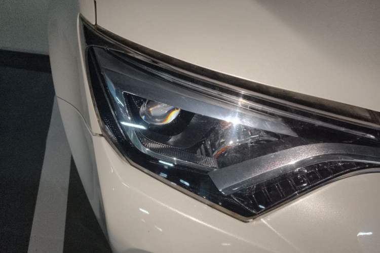 Used Toyota RAV4 2016 2.5L Automatic 4x4 Elite Edition Right Front Headlight
