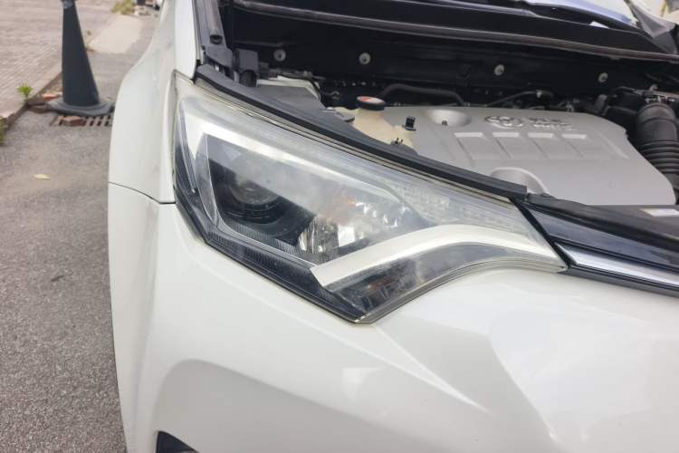 Used Toyota RAV4 2016 2.0L CVT Two-Wheel Drive Urban Edition China V Standard Right Front Headlight
