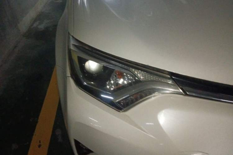 Used Toyota RAV4 2016 2.0L CVT Two-Wheel Drive Fashion Edition China V Standard Right Front Headlight