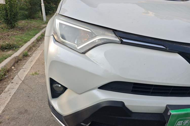 Used Toyota RAV4 2016 2.0L CVT Two-Wheel Drive Fashion Edition China V Standard Right Front Headlight