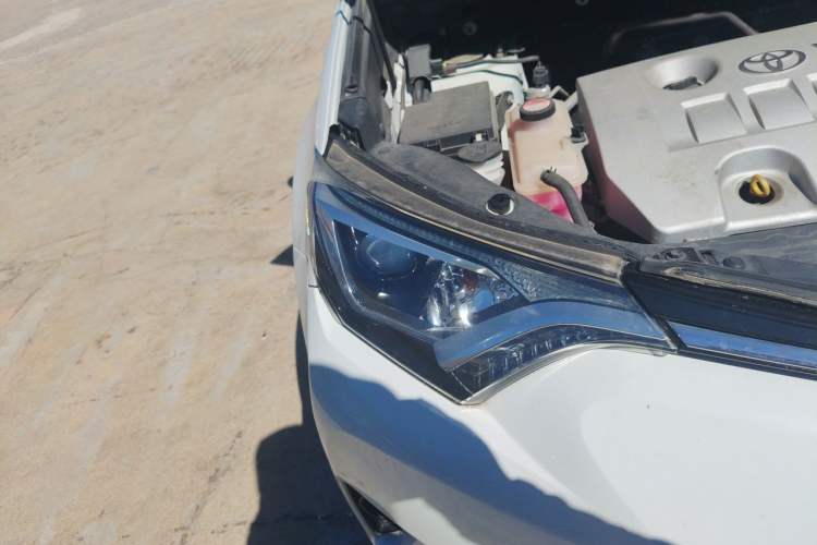 Used Toyota RAV4 2016 2.0L CVT Two-Wheel Drive Fashion Edition China V Standard Right Front Headlight