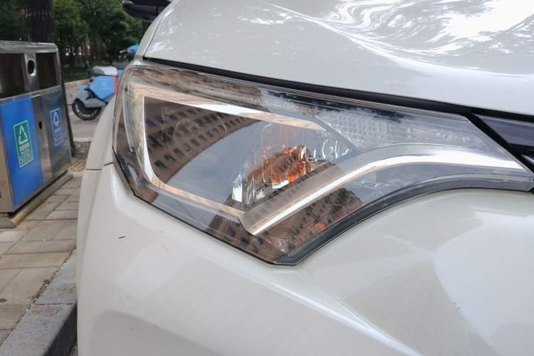 Used Toyota RAV4 2016 2.0L CVT Two-Wheel Drive Fashion Edition China V Standard Right Front Headlight
