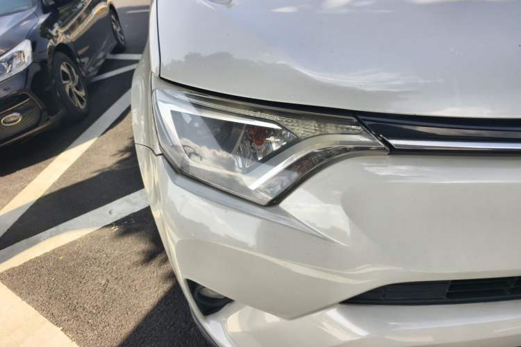 Used Toyota RAV4 2016 2.0L CVT Two-Wheel Drive Fashion Edition China V Standard Right Front Headlight