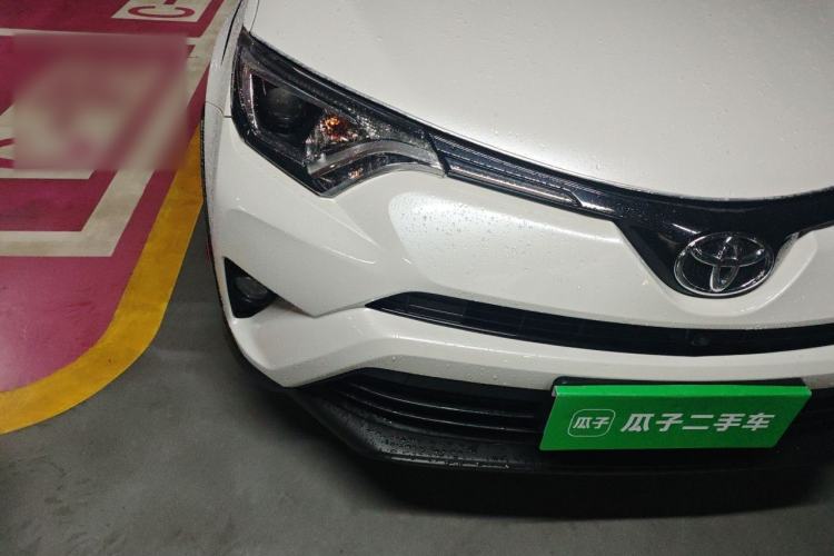 Used Toyota RAV4 2016 2.0L CVT Two-Wheel Drive Comfort Edition China V Standard Right Front Headlight