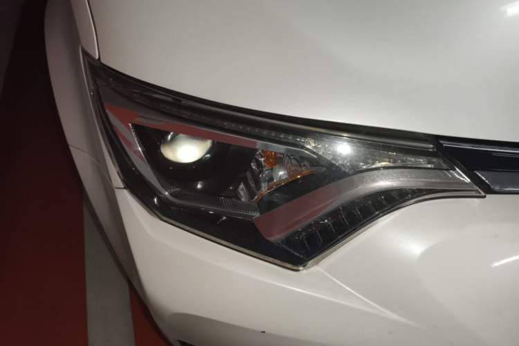 Used Toyota RAV4 2016 2.0L CVT Two-Wheel Drive Fashion Edition China V Standard Right Front Headlight