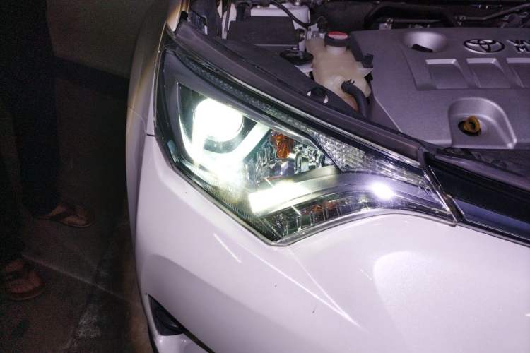 Used Toyota RAV4 2016 2.0L CVT Two-Wheel Drive Fashion Edition China V Standard Right Front Headlight