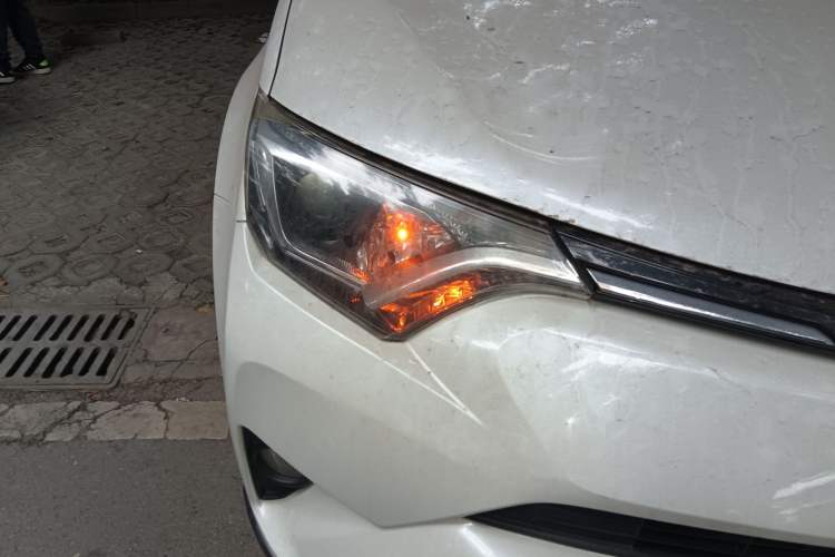 Used Toyota RAV4 2016 2.0L CVT Two-Wheel Drive Fashion Edition China V Standard Right Front Headlight