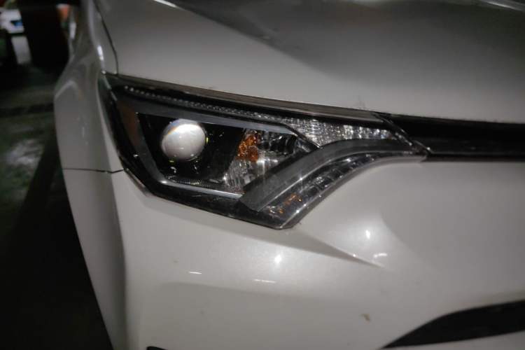 Used Toyota RAV4 2016 2.0L CVT Two-Wheel Drive Fashion Edition China V Standard Right Front Headlight