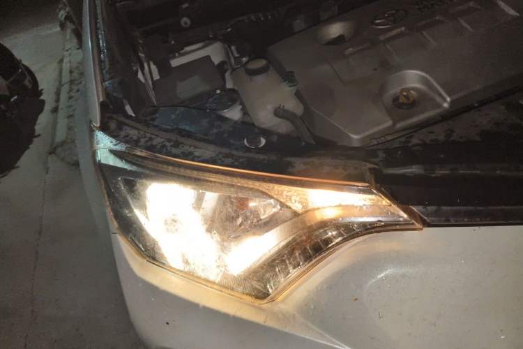 Used Toyota RAV4 2016 2.0L CVT Two-Wheel Drive Fashion Edition China V Standard Right Front Headlight