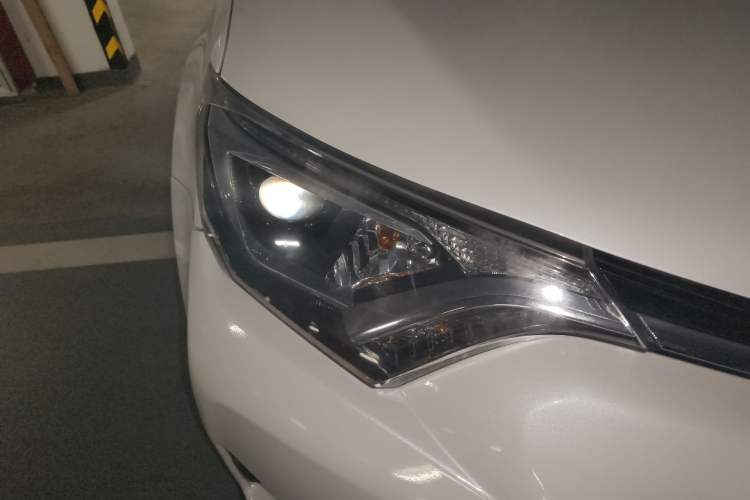 Used Toyota RAV4 2016 2.0L CVT Two-Wheel Drive Fashion Edition China V Standard Right Front Headlight