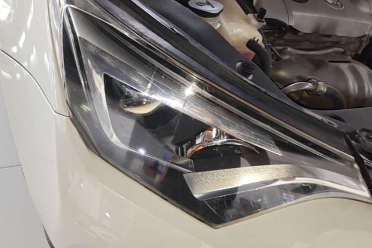 Used Toyota RAV4 2016 2.5L Automatic 4x4 Elite Edition Right Front Headlight