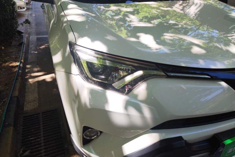 Used Toyota RAV4 2016 2.5L Automatic 4x4 Elite Edition Right Front Headlight
