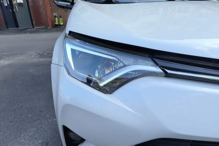 Used Toyota RAV4 2016 2.0L CVT Two-Wheel Drive Comfort Edition China V Standard Right Front Headlight