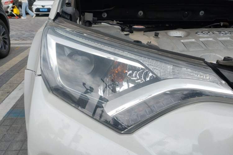 Used Toyota RAV4 2016 2.0L CVT Two-Wheel Drive Fashion Edition China V Standard Right Front Headlight