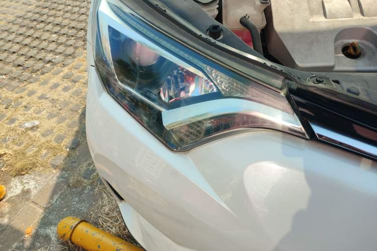Used Toyota RAV4 2016 2.0L CVT Two-Wheel Drive Fashion Edition China V Standard Right Front Headlight