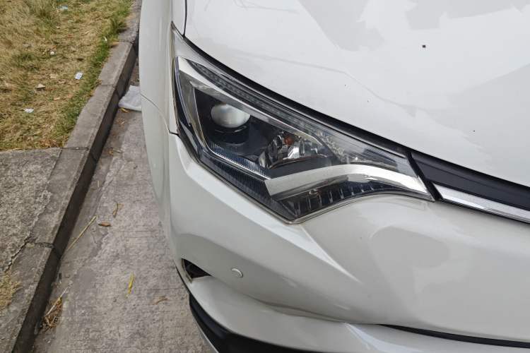 Used Toyota RAV4 2016 2.0L CVT Two-Wheel Drive Fashion Edition China V Standard Right Front Headlight