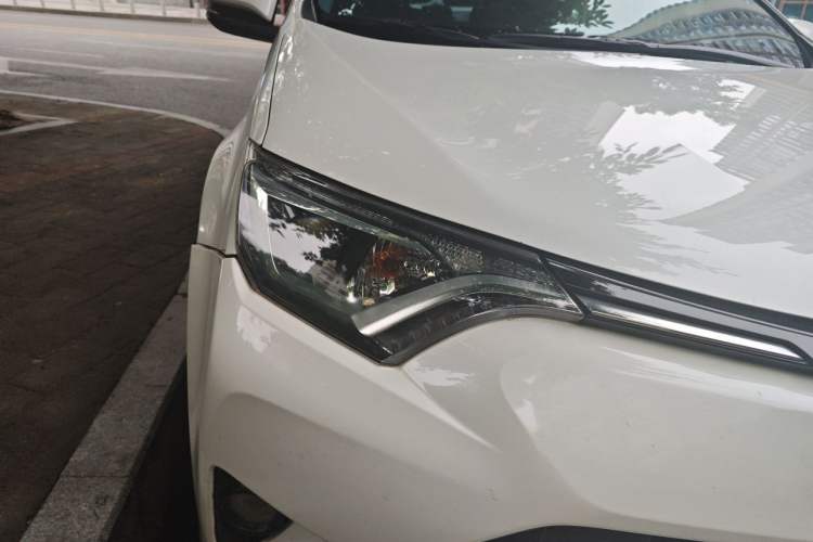 Used Toyota RAV4 2016 2.0L CVT Two-Wheel Drive Fashion Edition China V Standard Right Front Headlight