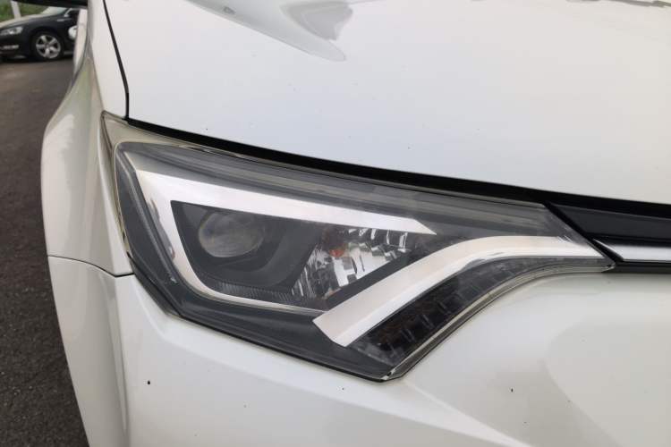 Used Toyota RAV4 2016 2.0L CVT 4x4 New Edition China V Standard Right Front Headlight