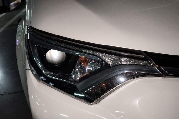 Used Toyota RAV4 2016 2.0L CVT Two-Wheel Drive Fashion Edition China V Standard Right Front Headlight