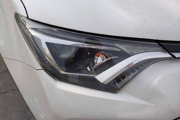 Used Toyota RAV4 2016 2.0L CVT Two-Wheel Drive Fashion Edition China V Standard Right Front Headlight