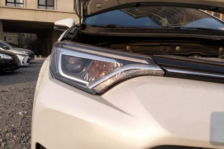 Used Toyota RAV4 2016 2.0L CVT Two-Wheel Drive Smart Edition China V Standard Right Front Headlight