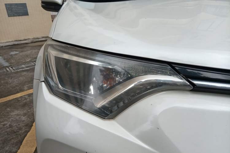 Used Toyota RAV4 2016 2.0L CVT Two-Wheel Drive Urban Edition China V Standard Right Front Headlight