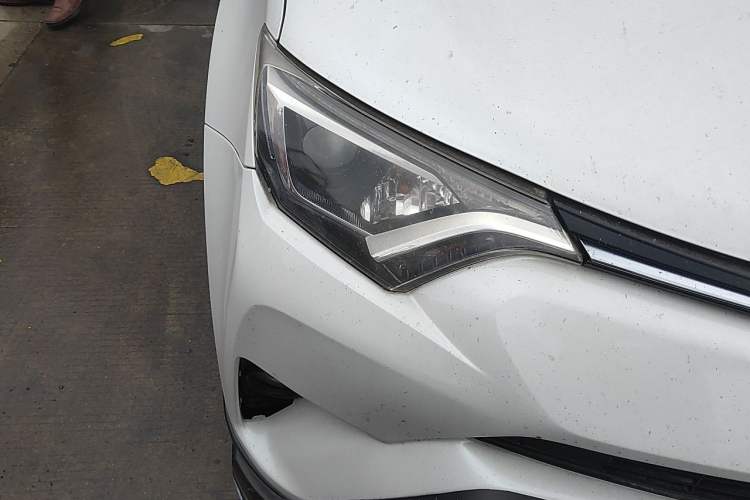 Used Toyota RAV4 2016 2.0L CVT Two-Wheel Drive Urban Edition China V Standard Right Front Headlight
