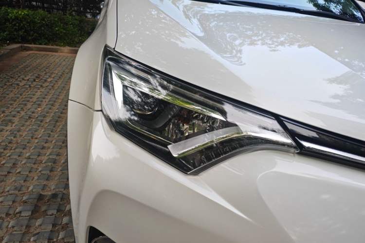Used Toyota RAV4 2016 2.0L CVT Two-Wheel Drive Smart Edition China V Standard Right Front Headlight
