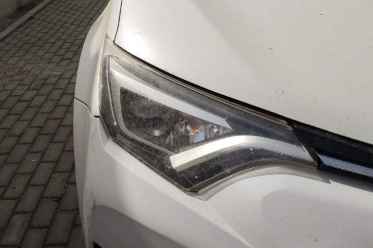 Used Toyota RAV4 2016 2.5L Automatic 4x4 Elite Edition Right Front Headlight