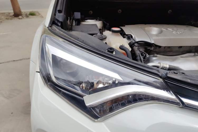 Used Toyota RAV4 2016 2.5L Automatic 4x4 Elite Edition Right Front Headlight