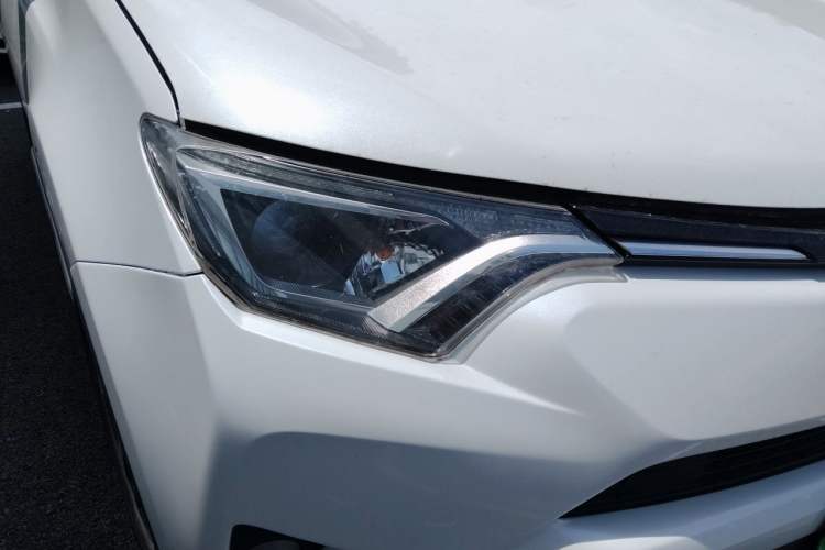 Used Toyota RAV4 2016 2.0L CVT Two-Wheel Drive Fashion Edition China V Standard Right Front Headlight