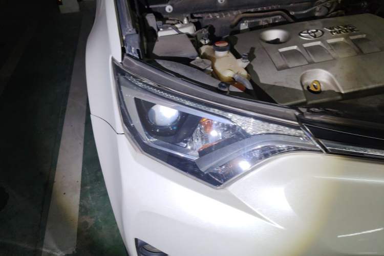 Used Toyota RAV4 2016 2.0L CVT Two-Wheel Drive Fashion Edition China V Standard Right Front Headlight