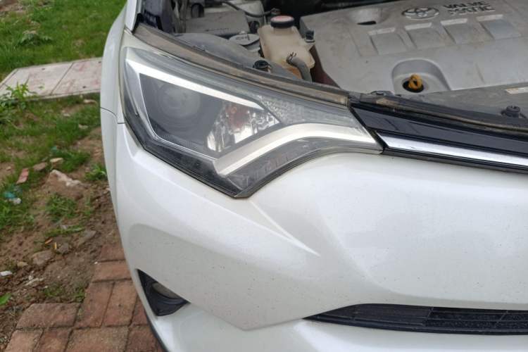 Used Toyota RAV4 2016 2.0L CVT Two-Wheel Drive Fashion Edition China V Standard Right Front Headlight
