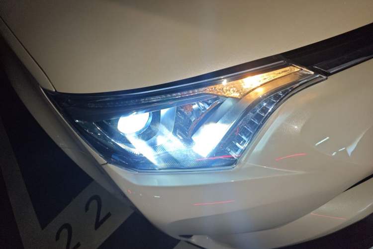 Used Toyota RAV4 2016 2.0L CVT Two-Wheel Drive Fashion Edition China V Standard Right Front Headlight