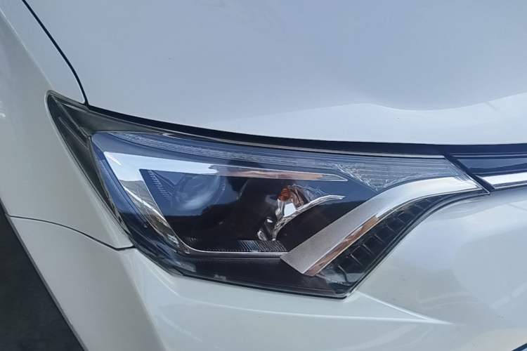 Used Toyota RAV4 2016 2.0L CVT Two-Wheel Drive Fashion Edition China V Standard Right Front Headlight