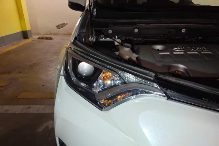 Used Toyota RAV4 2016 2.0L CVT Two-Wheel Drive Fashion Edition China V Standard Right Front Headlight