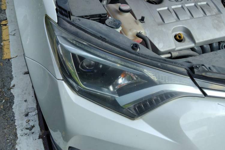 Used Toyota RAV4 2016 2.0L CVT Two-Wheel Drive Fashion Edition China V Standard Right Front Headlight