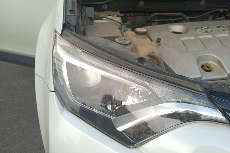Used Toyota RAV4 2016 2.0L CVT Two-Wheel Drive Fashion Edition China V Standard Right Front Headlight