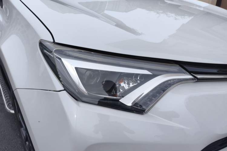 Used Toyota RAV4 2016 2.5L Automatic 4x4 Elite Edition Right Front Headlight