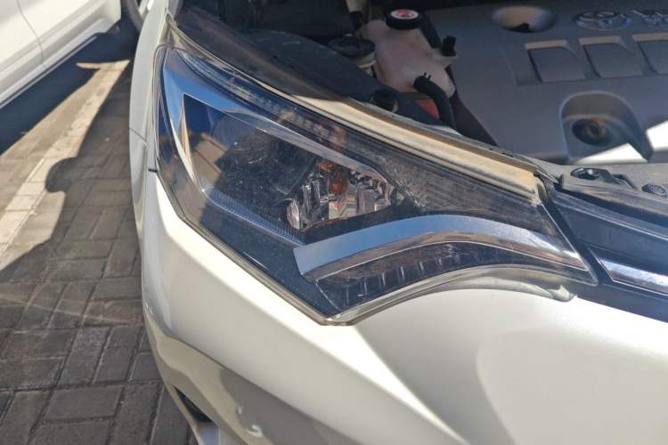 Used Toyota RAV4 2016 2.0L CVT Two-Wheel Drive Fashion Edition China V Standard Right Front Headlight