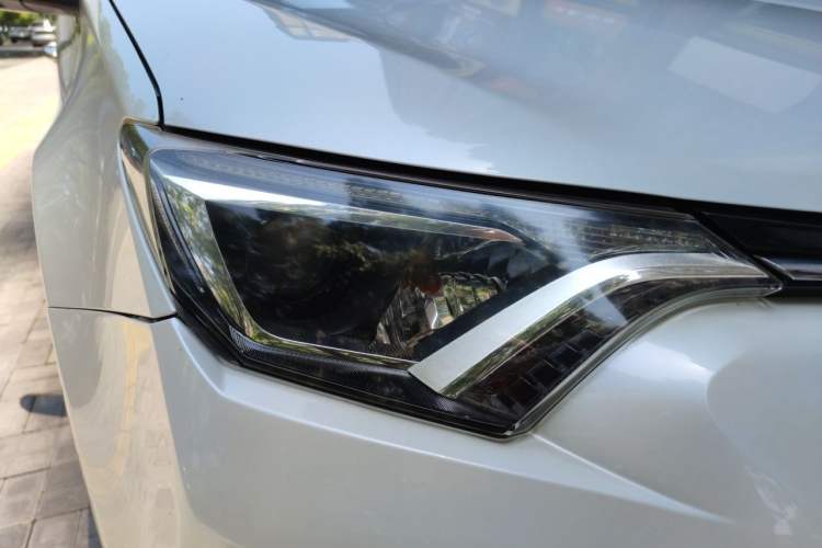 Used Toyota RAV4 2016 2.0L CVT Two-Wheel Drive Fashion Edition China V Standard Right Front Headlight