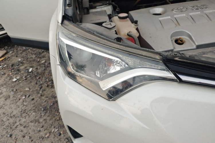 Used Toyota RAV4 2016 2.0L CVT Two-Wheel Drive Fashion Edition China V Standard Right Front Headlight