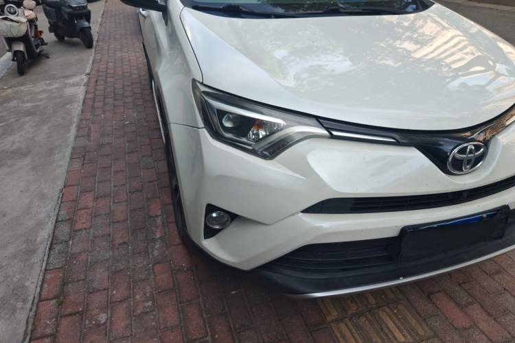 Used Toyota RAV4 2016 2.0L CVT Two-Wheel Drive Smart Edition China V Standard Right Front Headlight