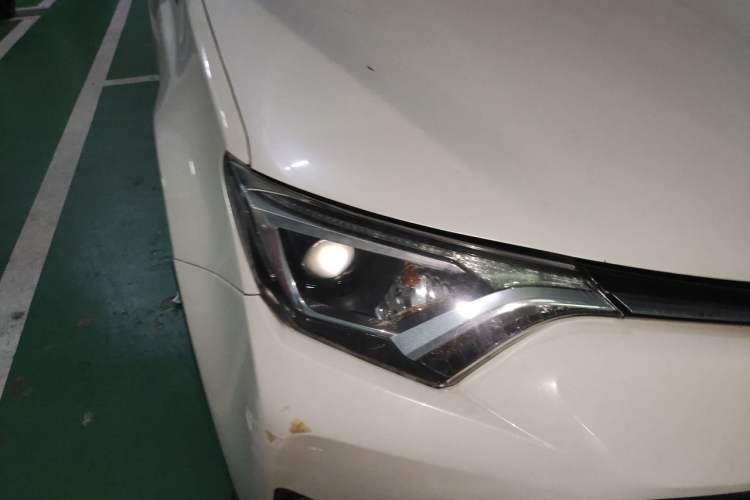 Used Toyota RAV4 2016 2.0L CVT Two-Wheel Drive Fashion Edition China V Standard Right Front Headlight