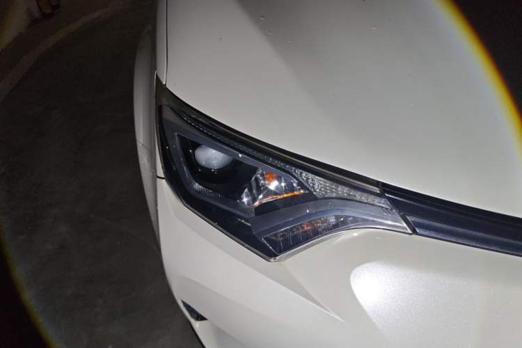 Used Toyota RAV4 2016 2.0L CVT Two-Wheel Drive Fashion Edition China V Standard Right Front Headlight