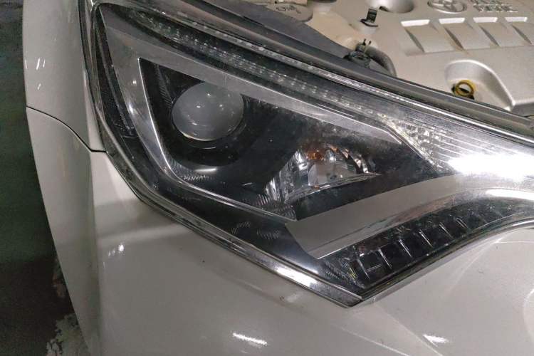 Used Toyota RAV4 2016 2.0L CVT Two-Wheel Drive Fashion Edition China V Standard Right Front Headlight