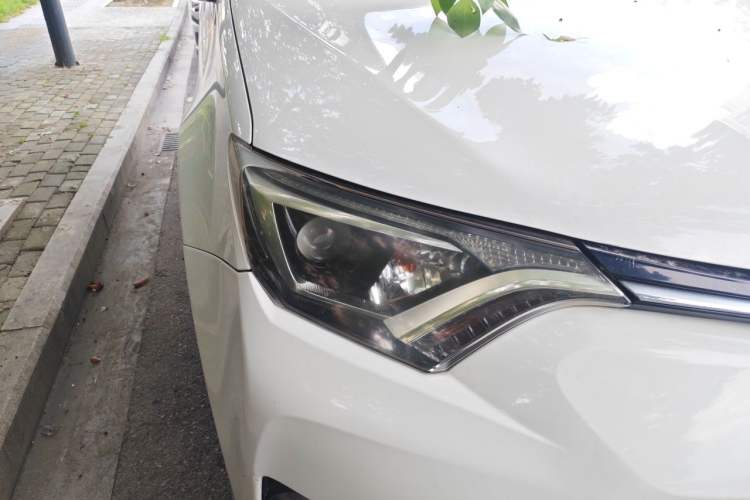 Used Toyota RAV4 2016 2.0L CVT Two-Wheel Drive Fashion Edition China V Standard Right Front Headlight