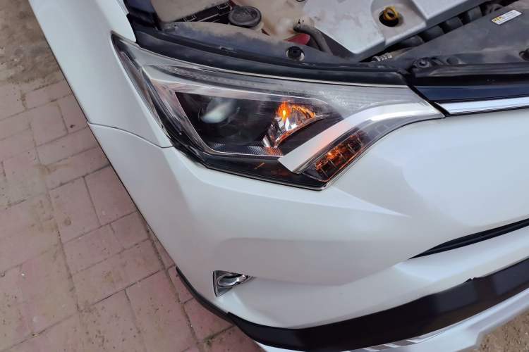 Used Toyota RAV4 2016 2.0L CVT Two-Wheel Drive Fashion Edition China V Standard Right Front Headlight