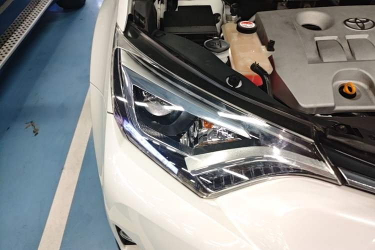 Used Toyota RAV4 2016 2.0L CVT Two-Wheel Drive Smart Edition China V Standard Right Front Headlight